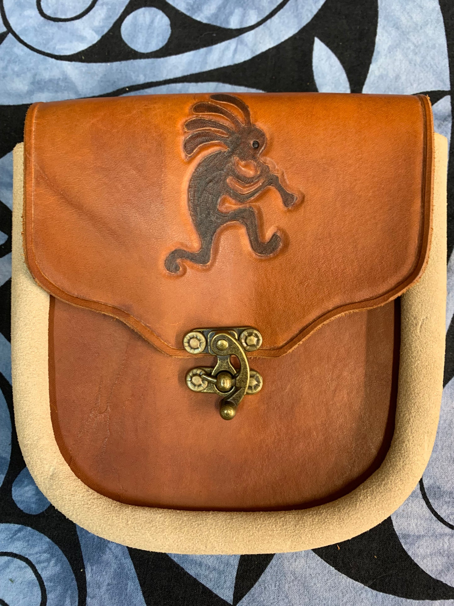 SUEDE & LEATHER BELT POUCH - Kokopelli Carving- Saddle Tan & Creme Suede